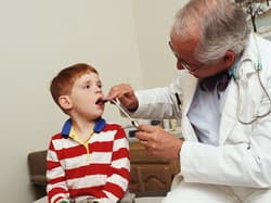 Лечение горла у детей